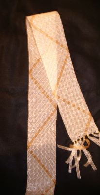 Diagonally woven ribbon scarf.